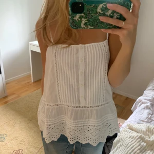 Vit volangtopp - Jättefin vit Volangtopp med detaljer och broderi