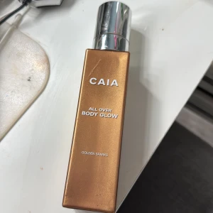 CAIA all over body glow golden sparks - Säljer en fin body glow från Caia som endast är testad. Korken är en aningen glittrig av glowet. 