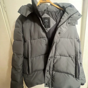 Canda goose black label  - Hej jag säljer min canada goose black label jacka på grund av att den inte passar mig så bra den är helt ny har bara använt den 3-4 gånger. Då jag tyckte att den inte passa mig så bra men dock är den jätte varm och passar till vintern. Storlek är XXl