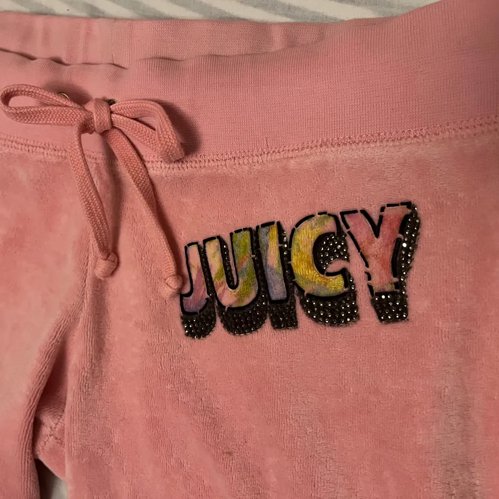 Asså nej jag säljer mitt asfina juicy set, det är så fint 😍😍 byxorna är storlek XS och tröjan är storlek M. Så fin!!! . Hoodies.