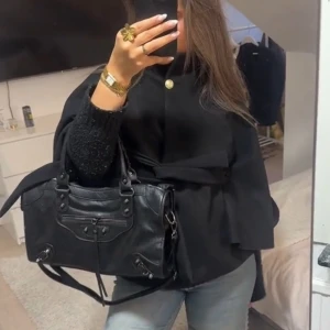 Missäy poncho Blair  - Säljer en nästan helt ny poncho från missäy då jag dubbel beställde den. Den är slut på hemsidan och är värkligen så himla snygg nu till hösten!