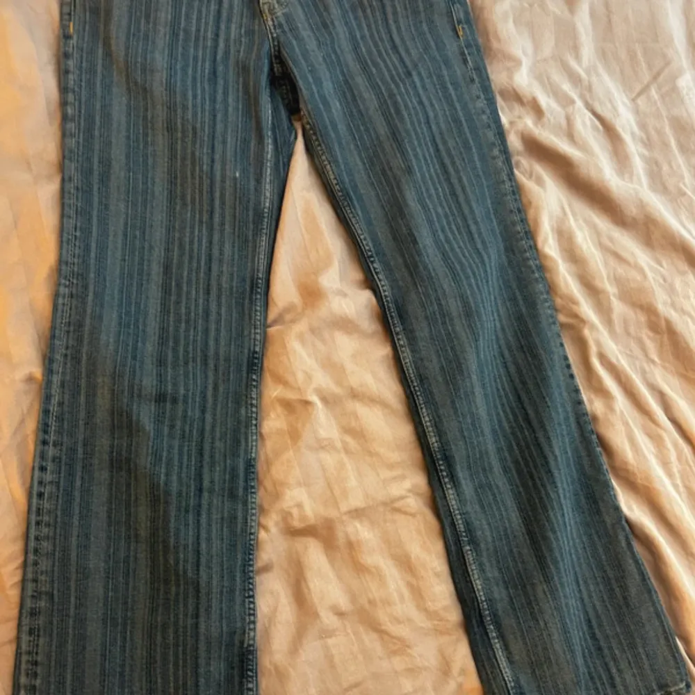 Storlek 38 från h&m, går ej längre att köpa, low waist bootcut . Jeans & Byxor.