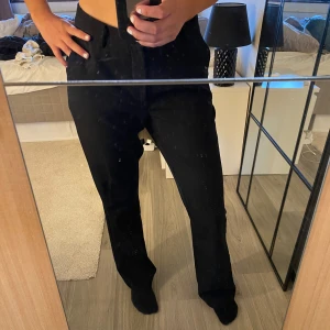 Kostymbyxor - Kostymbyxor från bikbok i storlek 40. Lite för stora för mig därför ser dom väldigt pösiga ut, vilket dom inte annars är runt rumpan. Köparen står för frakten, hör av er vid frågor!