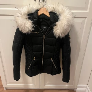 Rock and blue jacka  - Hej säljer min lillasysterns rock and blue vinter jacka! Storlek 34/xs