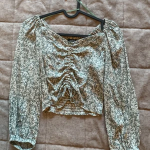 Grön blommig blus💚💐 - Så himla söt och fin blus från Lindex som ej går att få tag på längre💋 Inga fläckar eller hål❤️