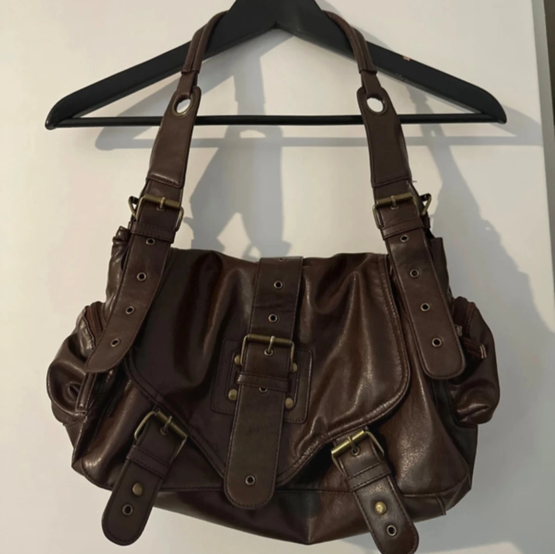 Brun axelväska med detaljer