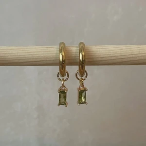 Hoops gröna strass  - Olivgröna stenar. Örhängen. Hoops