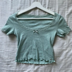 Urringad crop top - Jättegullig topp som jag tror är från H&M, köpt för länge sedan, använd kanske 2 gånger. Tror den har en liten fläck där fram som man ser på andra bilden, men tycker inte man ser lika mycket i verkligheten? Tror storlek XS 💕