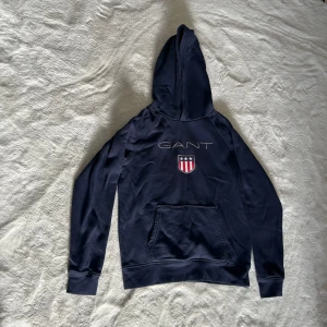 Gant hoodie - Mörkblå Gant hoodie i storlek 158/164 13-14 år Bra skick, endast använd 4-5 gånger.  