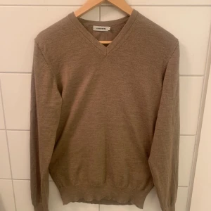 Beige j.lindeberg tröja  - Skick 10/10 storlek M perfekt för hösten. Tyget är nån typ av ull  Pris 209 kan såklart diskuteras  Skriv vid minsta lilla fundering