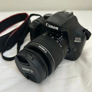 Canon 4000D - Objektivet: 18-55mm. Allt ingår förutom minneskort! Kan hämtas i Nyköping eller fraktas gör 50kr.