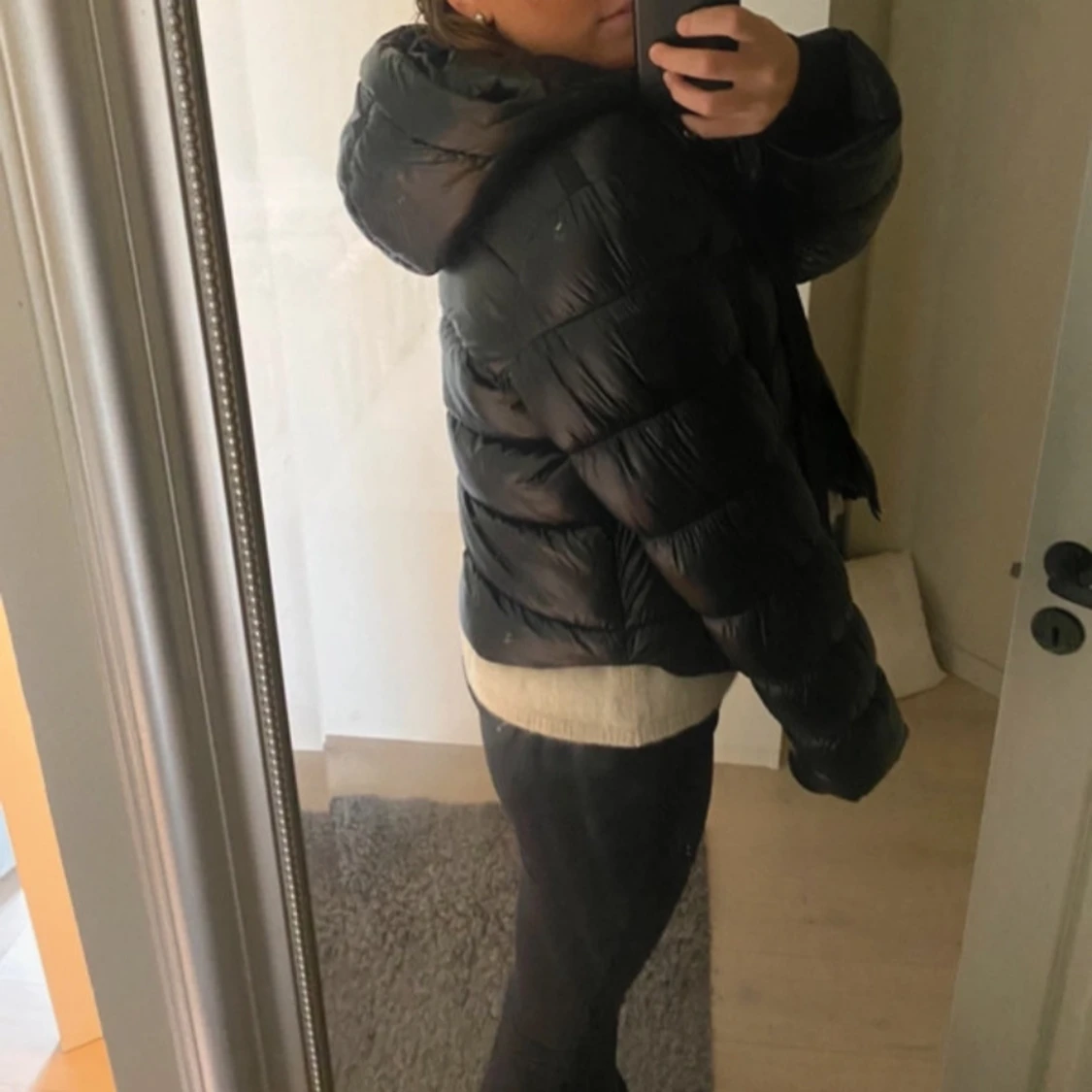 Svart pufferjacka med huva - 90