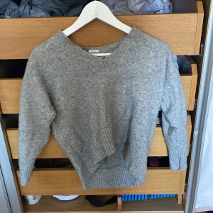 Grå stickad tröja från InWear - Säljer en supermysig grå stickad tröja från InWear, som jag råkade tvätta fel så den blev mindre i ärmarna så jag inte längre kan ha:(( den är storlek M men sitter kankse Xs
