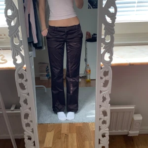 Kostymbyxor Hugo Boss  - Säljer mina favorit lågmidjade kostymbyxor från Hugo Boss pga att dem är ett snäpp för korta för mig och jae 174. Dem är använda några få gånger. Priset är diskuterbart och skriv helst innan du trycker på köp nu🙏🙏