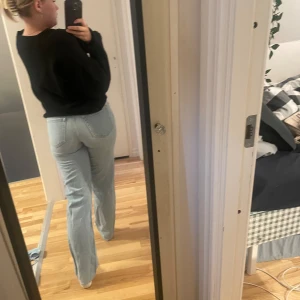 Blå jeans  - Blå straight jeans från h&m, jag skulle säga att dom är typ mid waist 