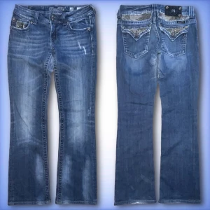 Miss me jeans - Ett par jätte fina lågmidjade, bootcut miss me jeans 💙 Dem är smått uppsydda  (Patchen saknar en knapp, se på sista bilden)