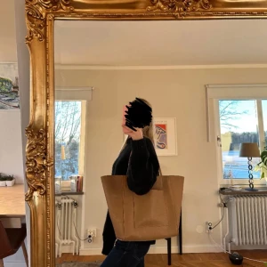 Mango toteväska  - Toteväska från Mango. I fint skick, inga skavanker. Väldigt rymlig, passar bra som skolväska - får plats med dator, böcker, necessärer osv. 