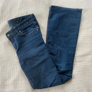Lågmidjade jeans - Säljer för att dom inte passar, lite slitningar längst ner på kanten men det är ingenting som syns💗