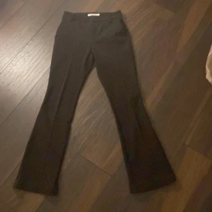 Svarta kostymbyxor! - Snygga svarta kostymbyxor från märket Only, storlek xs Bra skick och bootcut modell 