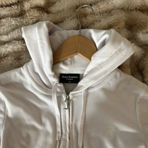 Juicy tröja - Fin juicy tröja som kanppt är använd därav nyskick och har behållt materialet