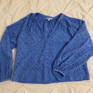 Blå blus - Säljer min blå blus då den inte kommer till användning längre. Den är slutasåld på hemsidan och har inga defekter. Köpte för 250kr och säljer för 200kr💕