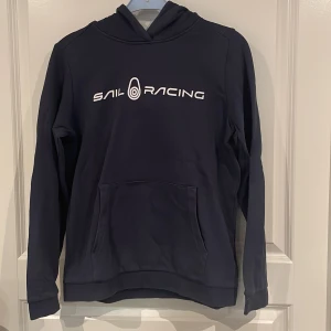 Sail Racing hoodie - Storlek 160. Skicka 8/10 använd men det syns knappt. Nypris 799