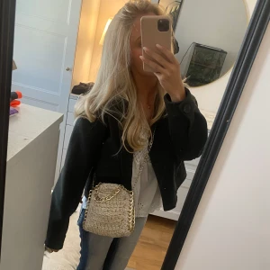 Mörk grön kappa  - Säljer denna mörk gröna kappan köpt i Köpenhamn för ca ett halvår sen 💞. 