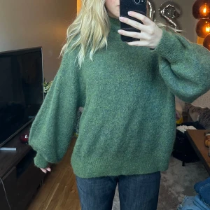 Grön stickad tröja  - Så fin och skön stickad tröja! 💕stora och vida ärmar som gör att den är jättenbekväm! 🫶🏻 Perfekt nu till hösten och vintern.