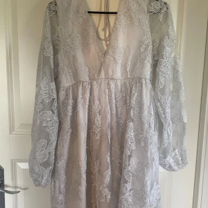 Studentklänning  - Vit klänning men spetsblommor. Slutar vid knäna och är perfekt som studentklänning 👩‍🎓