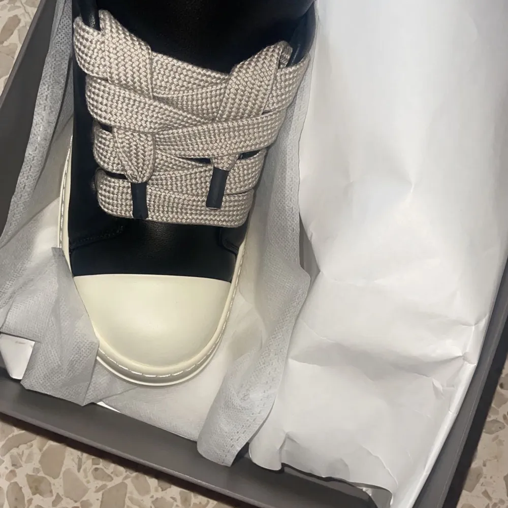 Helt Ny fräscha oanvända Rick owens. Går knappt att få tag på. Pris kan diskuteras vid snabb affär.. Kengät.