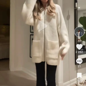 Hm stickad  - Säljer min gamla favorit tröja. Är super din bara lite nopprig därav priset.