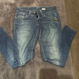 Jeans - Snygga lowwaist jeans i bra skick🤍