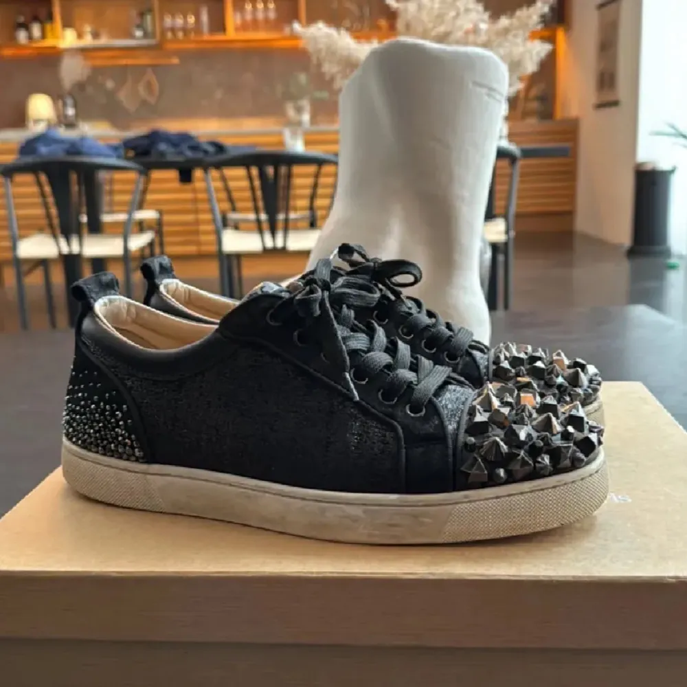 Säljer nu dessa sjukt snygga Christian Louboutin för endast 3800kr de är i bättre skick än på bilderna. Storlek 42. Det som kommer med är nya skosnören samt en box fast som är till ett par andra loubs. Ny pris 17 000kr. Skor.