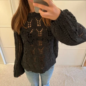 Stickad tröja med broderi hål - I bra skick förutom några små maskar💖Väldigt mörk grå färg!! köp gärna genom köp nu💕