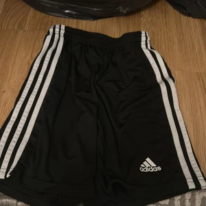 Adidas shorts - Väldigt bra kondition änvända 1 gång