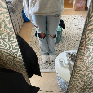 Jeans  - Säljer sett Gina jeans. Gjort hålen själv och sen har de spruckit på lite ställen men har lagat hålen därför är de okej att buda ner priset😊🫶🏼💕