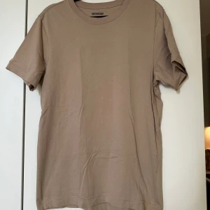 Weekday T-shirt - Beige basic T-shorts från Weekday som aldrig använts. 