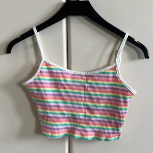 Croppat linne - Croppat linne från Shein storlek EU152. 30kr + frakt :)