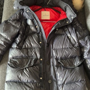 Moncler jacka - Jätte fin äkta moncler jacka. Passar XS och är bra till vintern. Har två håll och kan ge fler bilder vid kontakt.   Har äkta blå rävs päls. Pris kan diskuteras vid snabb affär. 