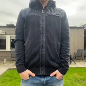 Tvärfet vintage cardigan från det fina märket Bugatti. Nypris: 3500kr. Den är i fint utformat material som du ser på bilderna och luvan går att ta av. Den är i bra skick. Pris går alltid att diskutera vid smidig affär 😀