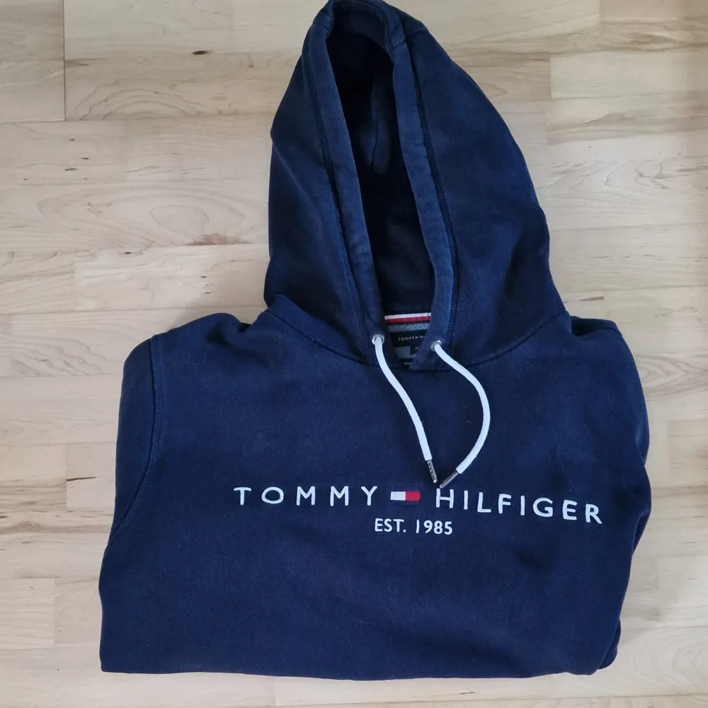 Mycket gott skick. Storlek XL för ungdom, motsvarar M för herrar. . Hoodies.