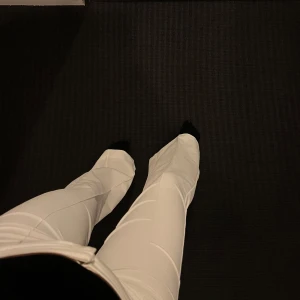 Vita kostymbyxor  - Storlek xs, använt 1 gång så gott som nya