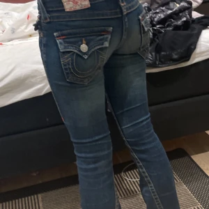 Low rise true religion - Riktigt snygga low rise true religion jeans i storlek 24 som inte har används så jätte mycket.  Midjan är 35,5 cm Längd 92cm (jag e 160) Låren 21cm