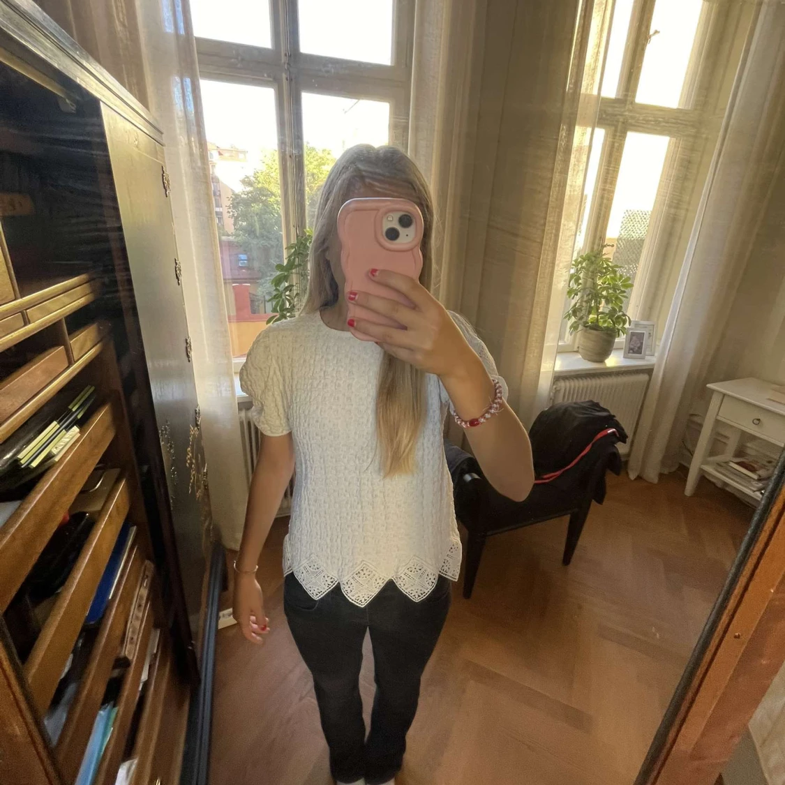 Vit tröja med fina detaljer