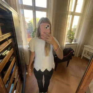 Vit tröja med fina detaljer - Jätte snygg vit tröja från zara med fina detaljer❤️
