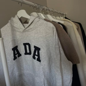 Adanola hoddie  - Hoddie från adanola i strl: S, använd 5 ggr.  Nypris: 1001kr Mitt pris: 500kr 