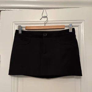 Bomullskjol Filippa K - Så söt bomullskjol från Filippa K. Önskade så att den passade. Så fina detaljer och perfekt till höst / vår. Storlek xxs, passar möjligen xs också! 