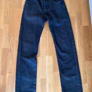 Säljer ett par svarta Levi’s jeans i fint skick! Klassisk modell (501) med perfekt passform och den höga kvaliteten Levi’s är känt för. Jeansen är både stilrena och bekväma, ett måste i garderoben för alla tillfällen. Storlek W29/L32. Mvh C.W!