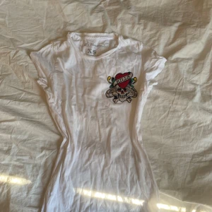 Ed hardy teesha🥰 - Fet ed hardy tessha spm sitter thigt och formar kroppen jättefint!! Nästan oanvänd perfekt skick🔥passar storlek S också!