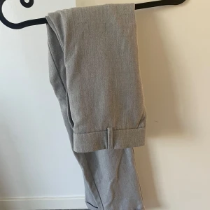 Kostymbyxor  - Kostymbyxor från Vero Moda, storlek 32 Stretch på baksidan av linningen, passar upp mot storlek s.